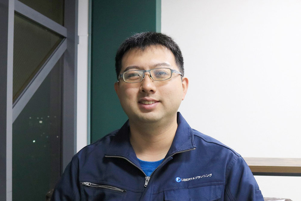 工事現場で作業を行う株式会社LIBERTAプランニングの社員。確かな技術で高品質な施工を支える。